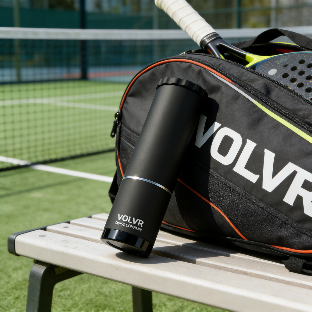 Pressurisateur VOLV'AIR posé sur un banc à côté d'un sac de padel et d'une raquette
